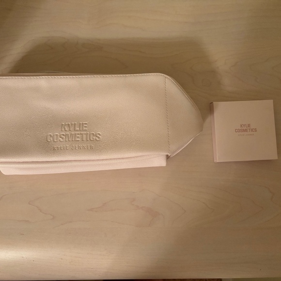 New Kylie Cosmetics Light Pink Zippered Cosmetic Case  w/ Zipper Charm & Mirror - Picture 3 of 13